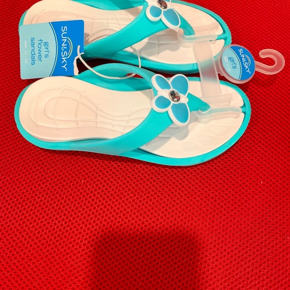 💐💐NWT - Toddler Girl Flip Flop Sandals - Picture 2 of 7